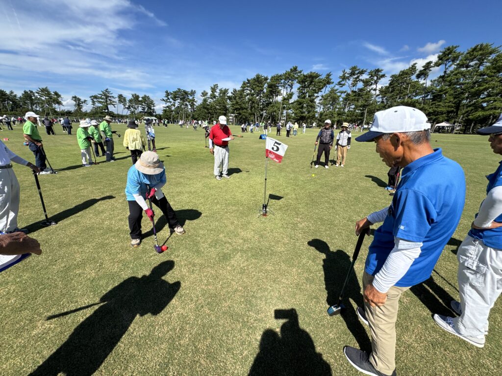 参加者がグランドゴルフを楽しんでいる様子