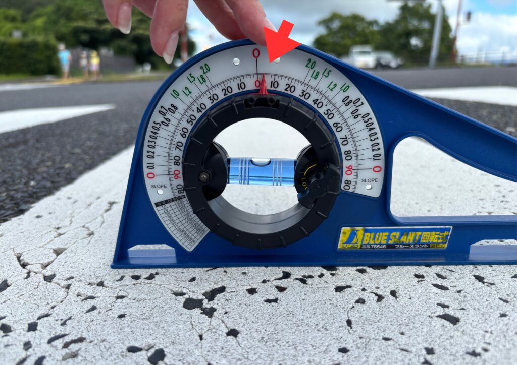 道路をスラントスケールで計測している様子